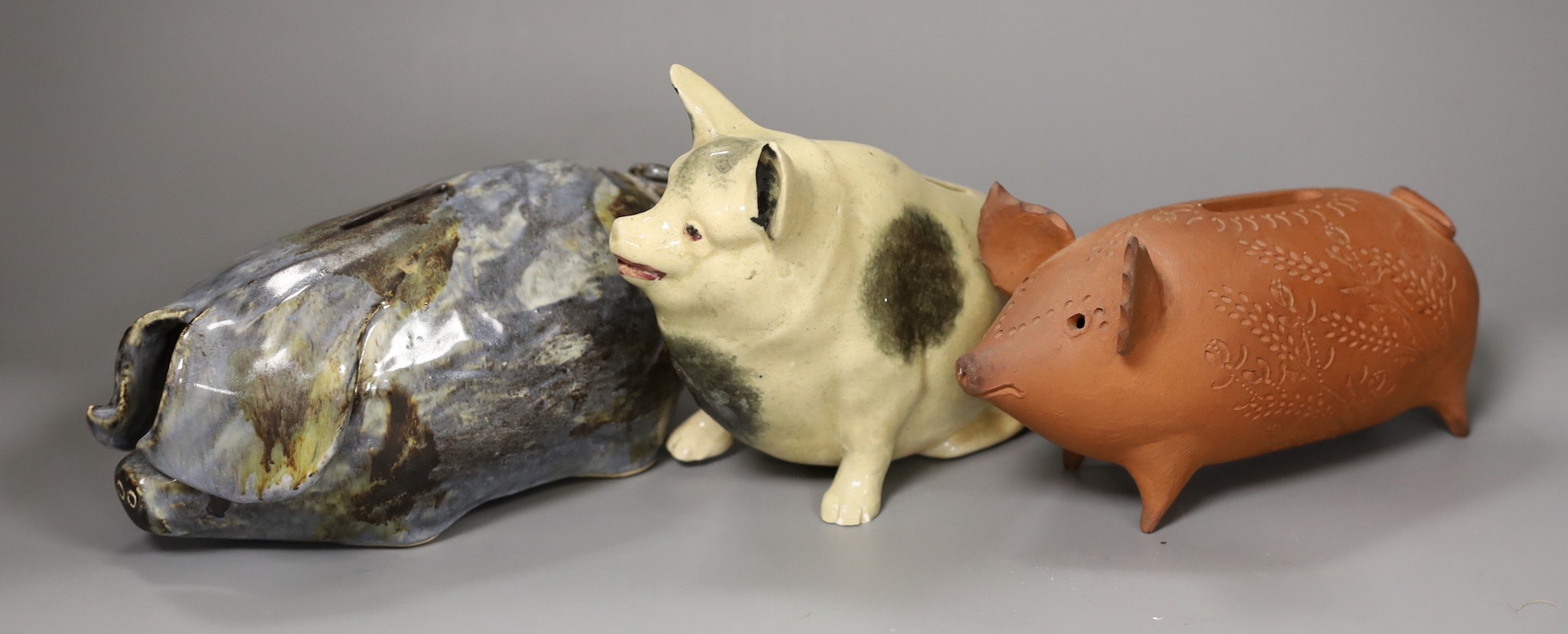 An early 20th century glazed pottery pig and 2 studio pottery pigs by Paul Whalley and Quinnett Rushett, tallest 15cm